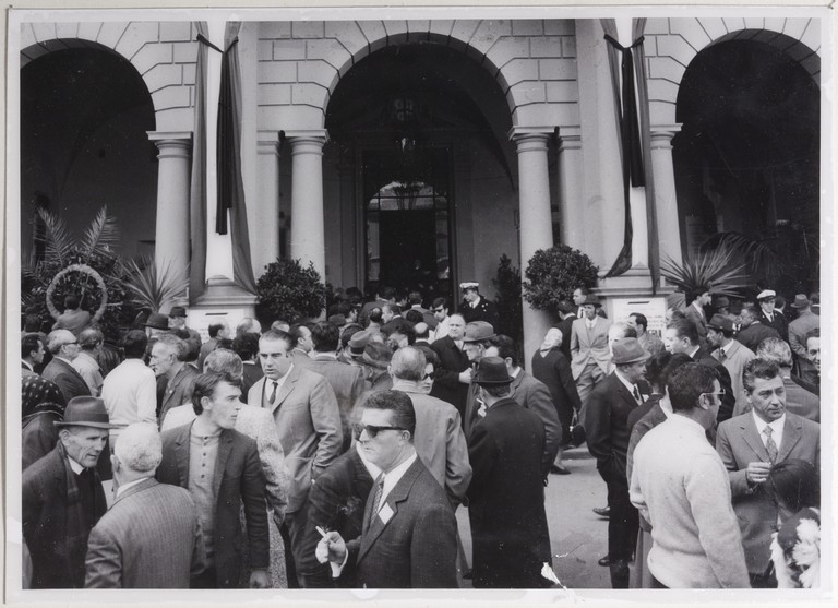 Gattatico-Reggio Emilia, 27-30 marzo 1970, Funerali di Alcide Cervi, folla di persone in attesa di entrare nella camera ardente ad omaggiare la salma di Papà Cervi